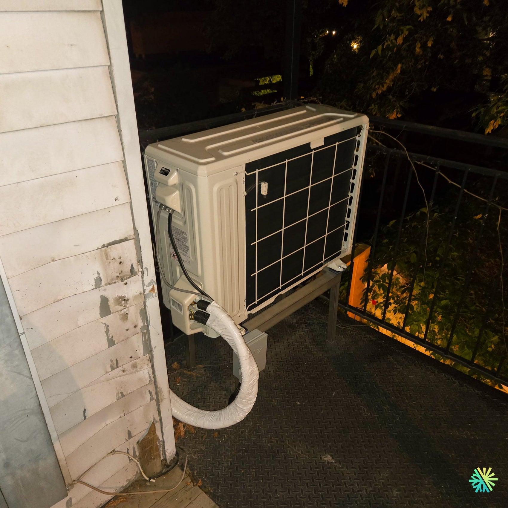 Installation d’une thermopompe double zone MIDEA MIDEA28 sur balcon au Plateau-Mont-Royal