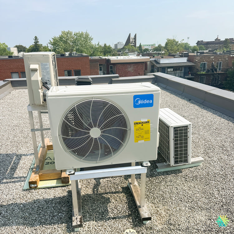 Installation d’une thermopompe murale MIDEA MIDEA35 à Coteau-du-Lac : une installation CVAC sur toit plat avec support surélevé