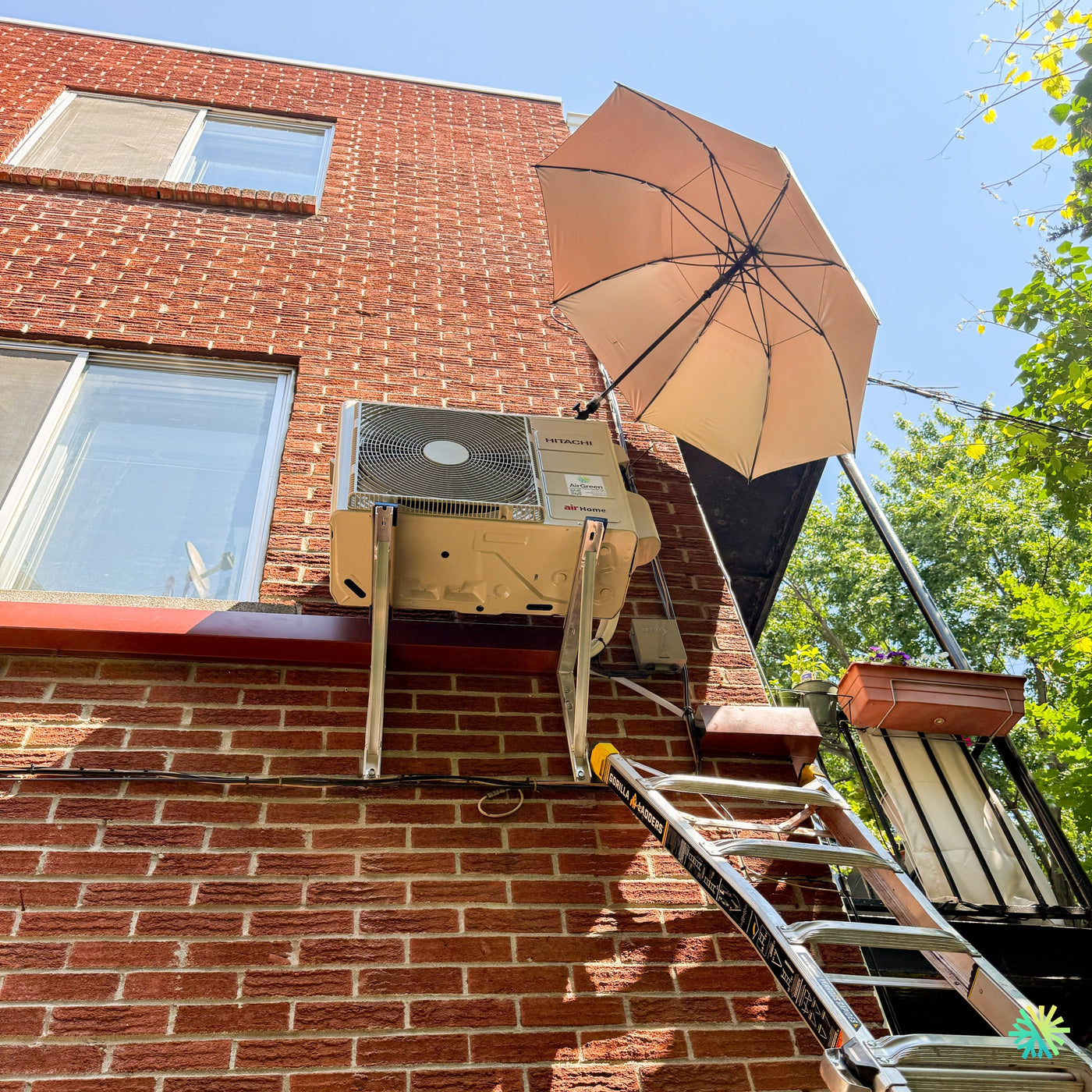 Installation d'une thermopompe murale HITACHI airHome 800 à Montréal