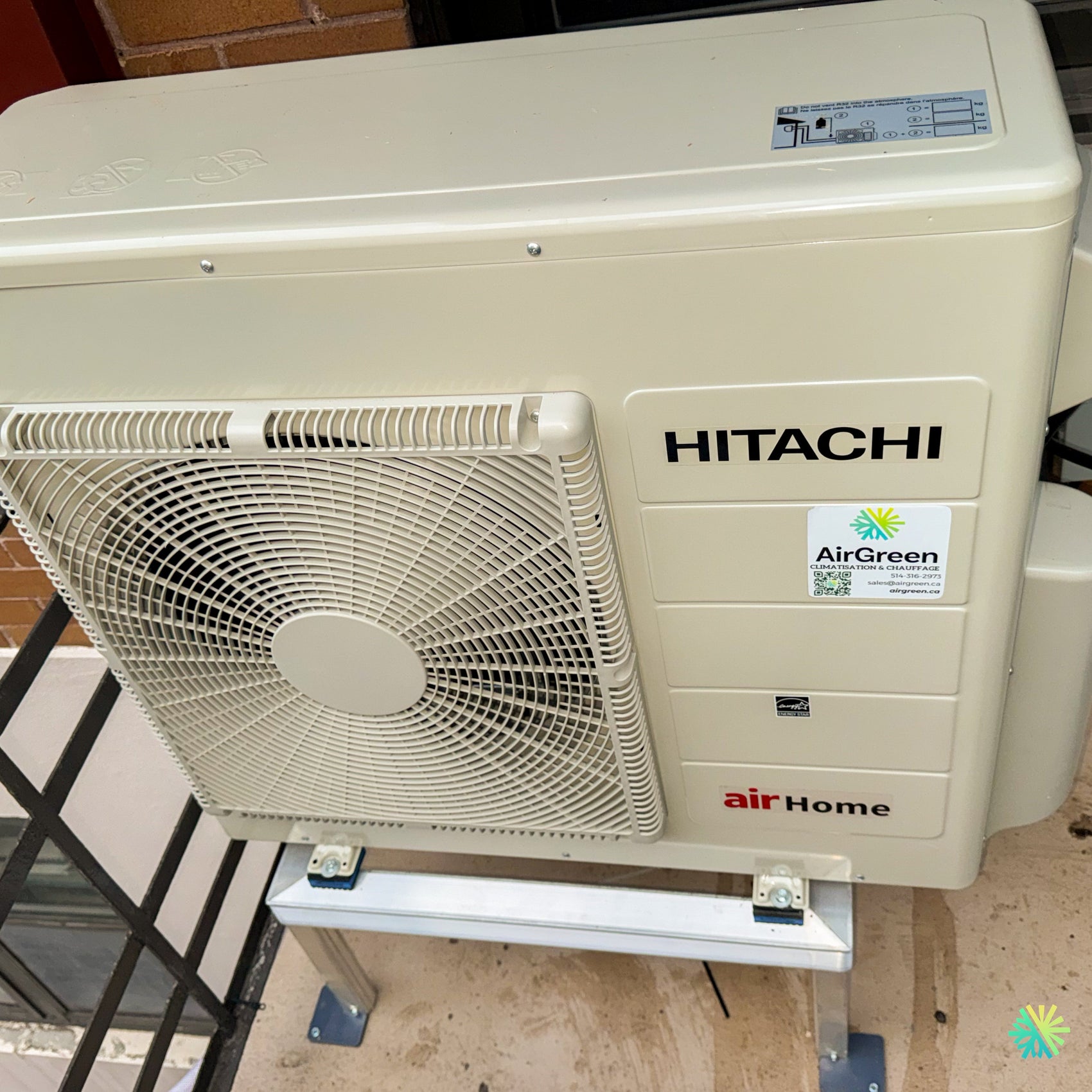 Installation d’une thermopompe murale Hitachi airHome 400 sur un support surélevé à Saint-Laurent, Montréal