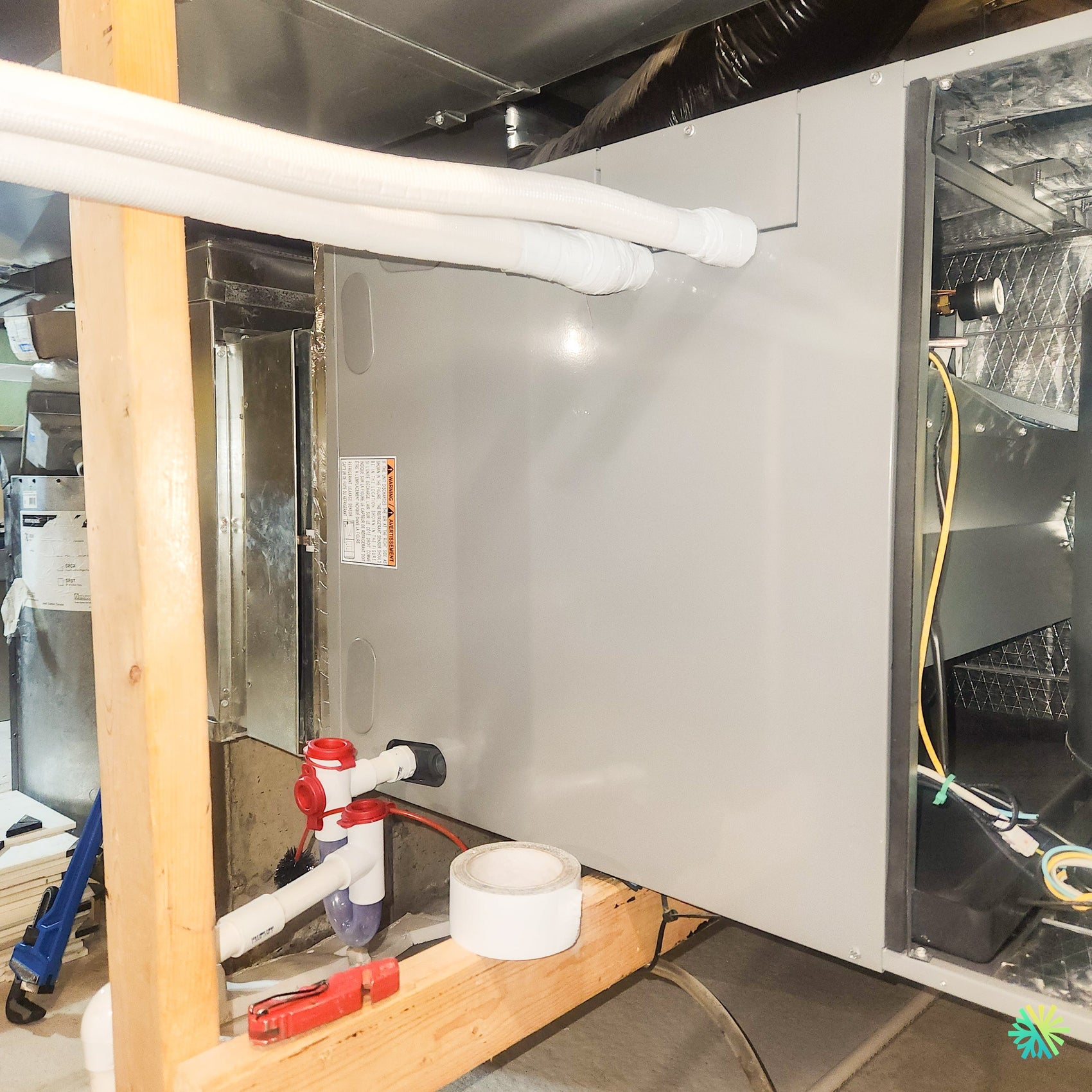 Installation d'une thermopompe centrale GREE UNIX R32 en configuration horizontale avec appoint électrique à Saint-Antoine-sur-Richelieu (MRC de La Vallée-du-Richelieu, Montérégie)