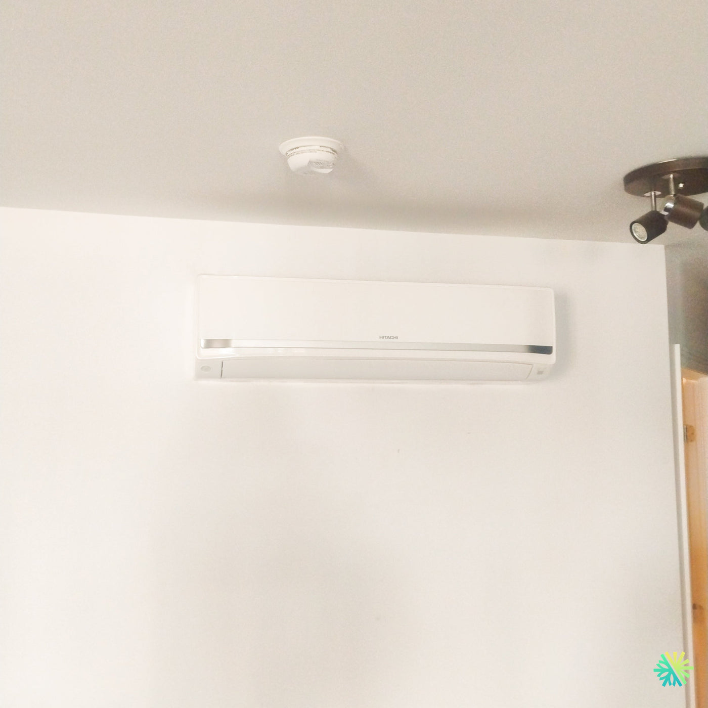Installation d’une thermopompe murale Hitachi airHome 800 à Beaconsfield, dans l’Ouest-de-l’Île de Montréal