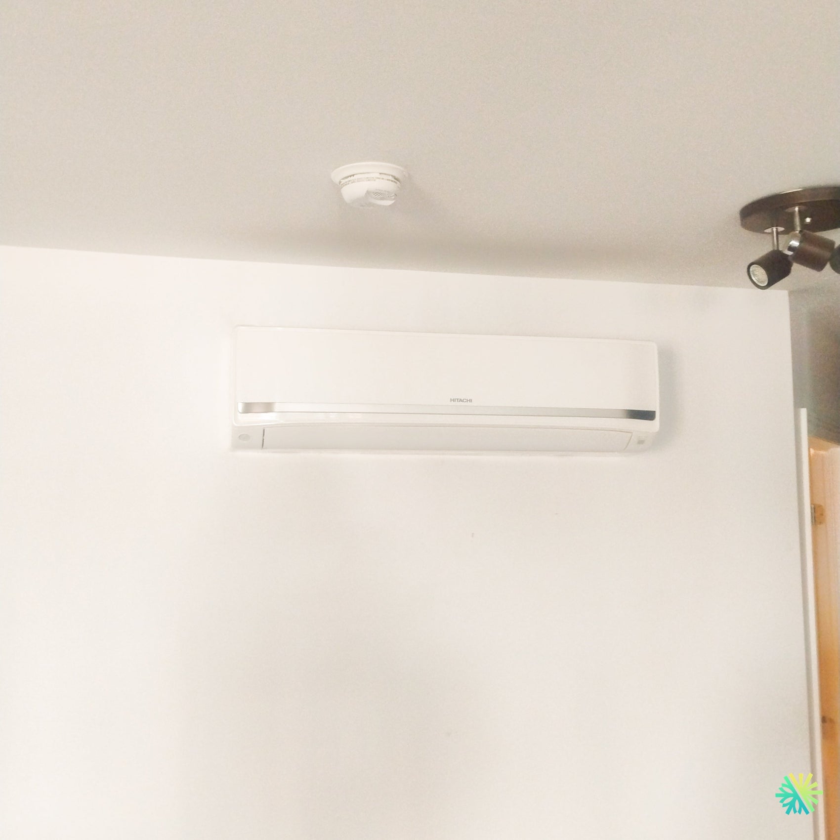 Installation d’une thermopompe murale Hitachi airHome 800 à Beaconsfield, dans l’Ouest-de-l’Île de Montréal