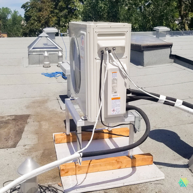 Installation d’une thermopompe 3 têtes GREE FreeMatch R32 sur toiture plate à Rougemont, en Montérégie