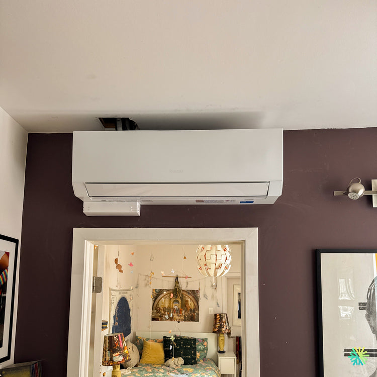 Installation d’une thermopompe murale GREE CLIVIA R32 à Sainte-Catherine : climatiseur mini split installé au-dessus d’un passage intérieur résidentiel