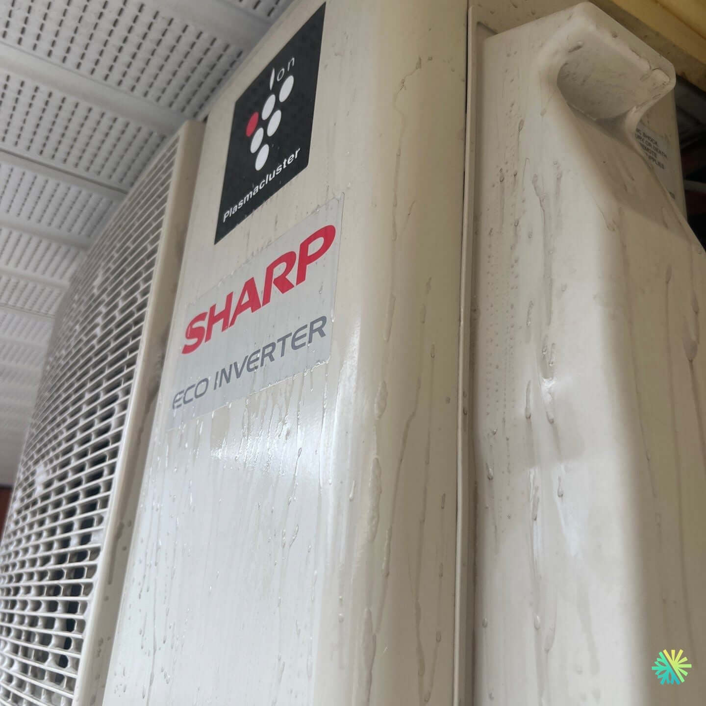 Lavage d’une thermopompe murale Sharp à Boisbriand
