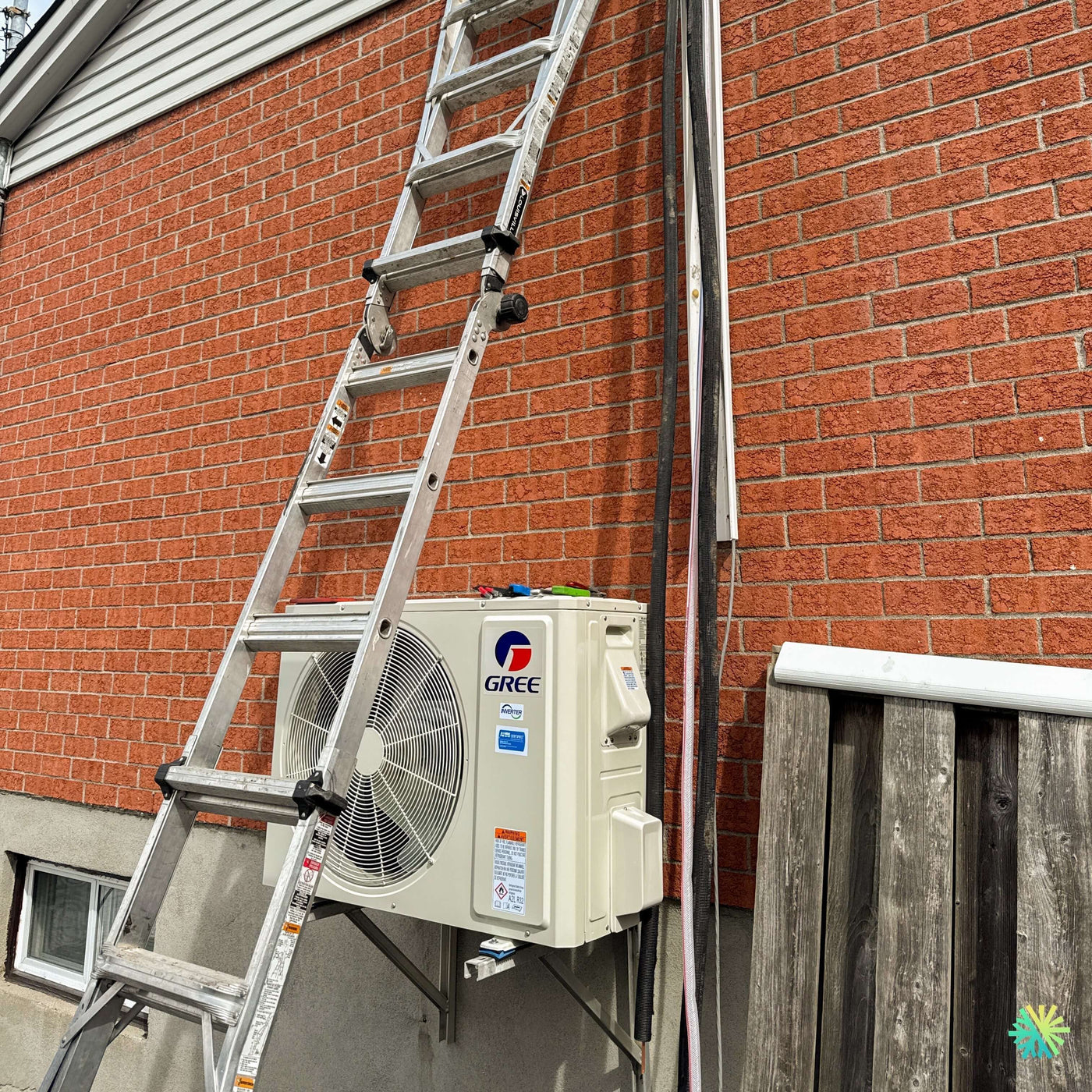 Installation d’une thermopompe DoubleZone GREE FREE MATCH R32 à Rosemont–La Petite-Patrie, Montréal : deux zones, deux têtes murales et une installation extérieure soignée sur mur de brique