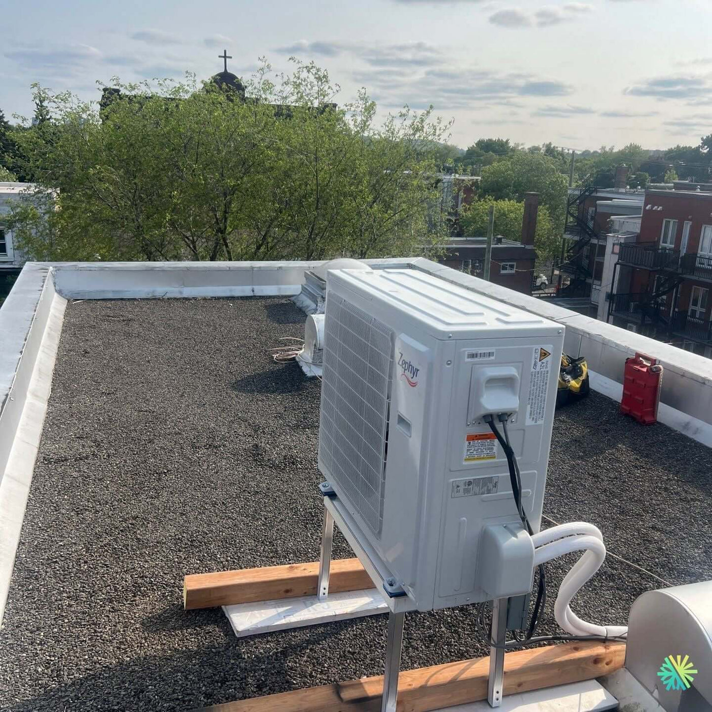 Installation d’une Zephyr thermopompe murale sur toit plat au Plateau-Mont-Royal