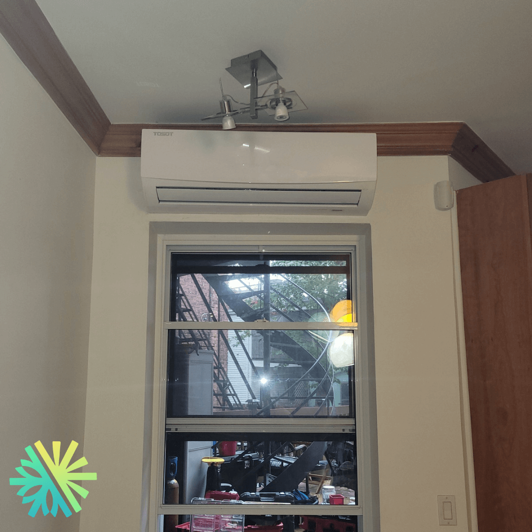 Installation d'une thermopompe murale Tosot LomoPlus UltraHeat à Côte-des-Neiges-Notre-Dame-de-Grâce