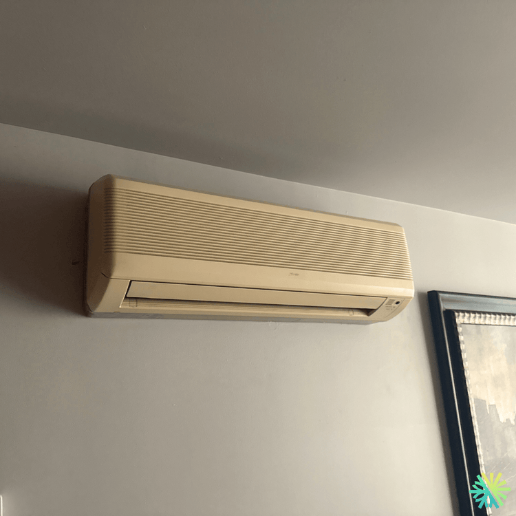 Service de thermopompe murale Sanyo à Ville-Marie (Montréal) : remise en performance d’une unité murale vieillissante