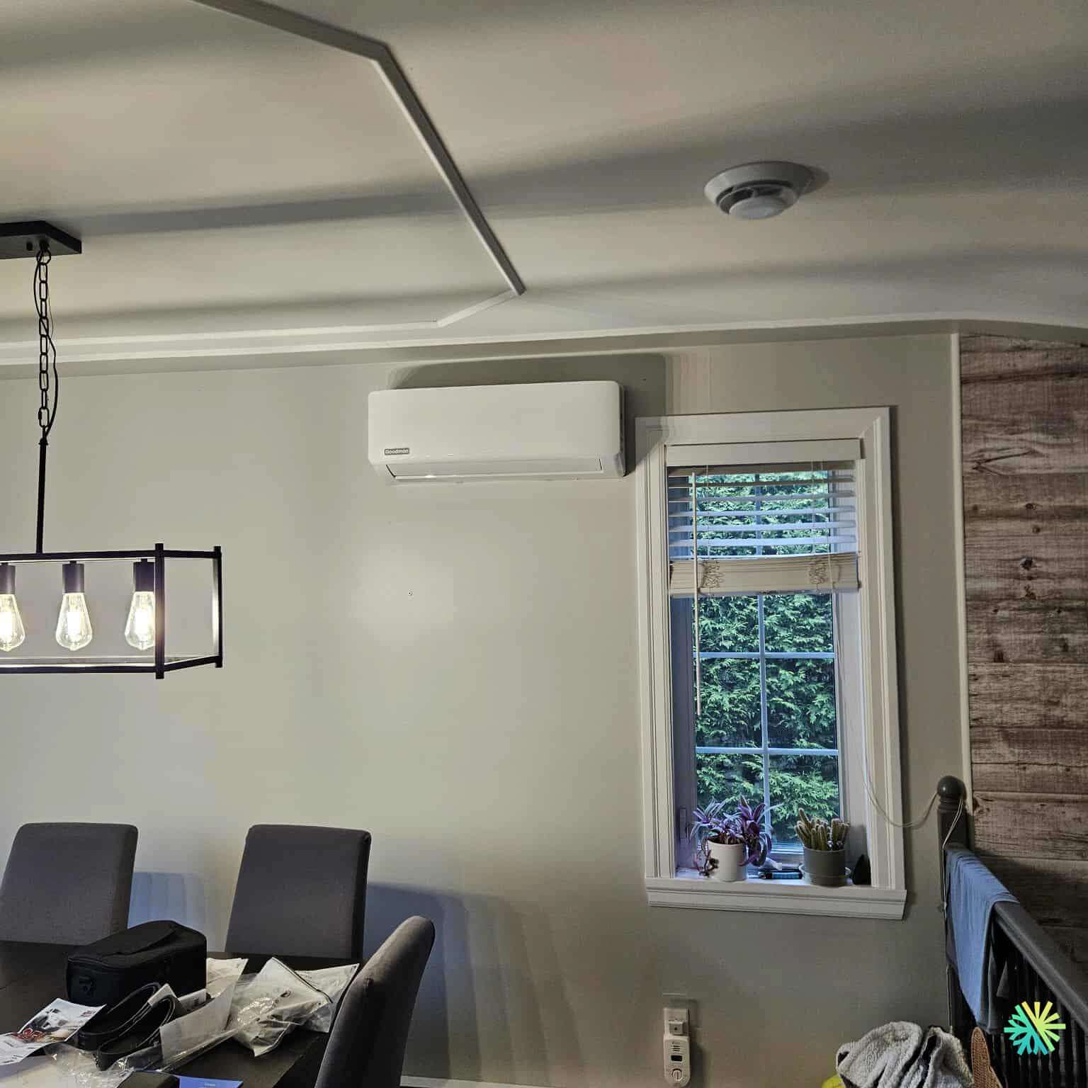 Installation d’une thermopompe murale Midea dans une maison de Rosemont–La Petite-Patrie