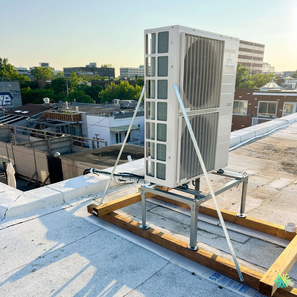 Installation d’une thermopompe double zone Samsung Premium FJM sur un toit plat à Terrebonne, sur la Rive-Nord