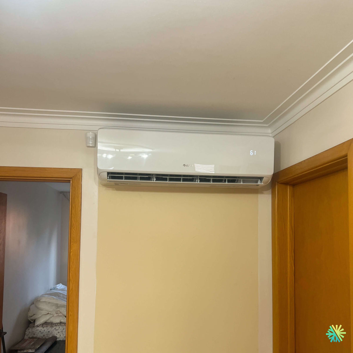 Installation d’une thermopompe murale GREE LIVO R32 à Outremont : climatiseur mini split installé avec précision entre deux ouvertures intérieures