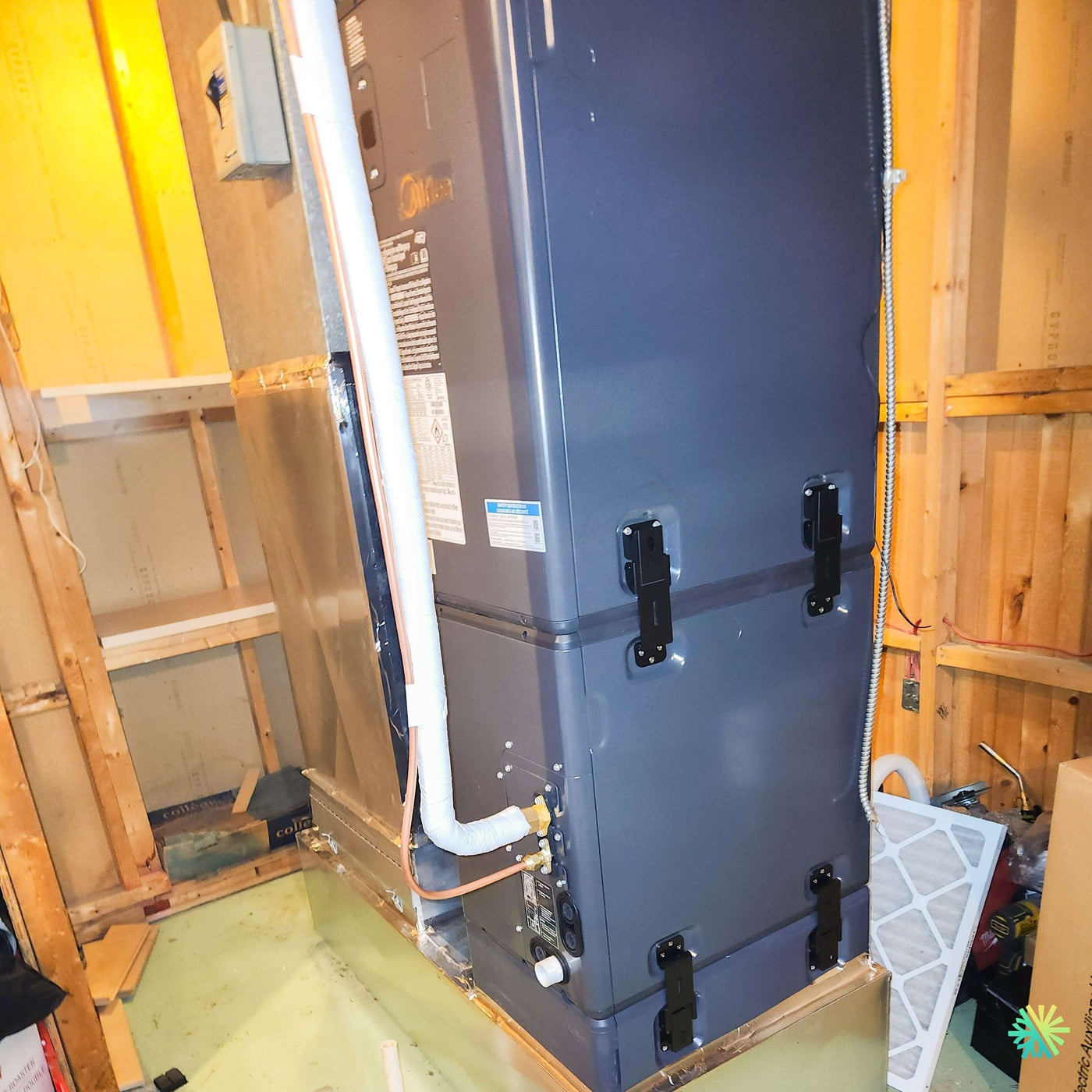 Installation d’une Fournaise Électrique MIDEA EVOX G3 2 Tonnes à Outremont : système central avec Air Handler dans un espace mécanique exigeant