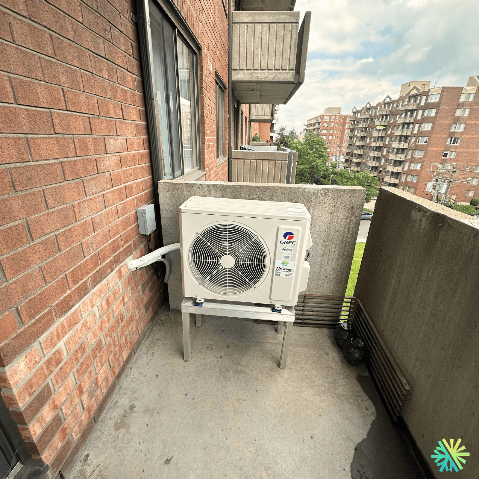 Installation d’une thermopompe murale Gree sur balcon de condo à Laval-des-Rapides