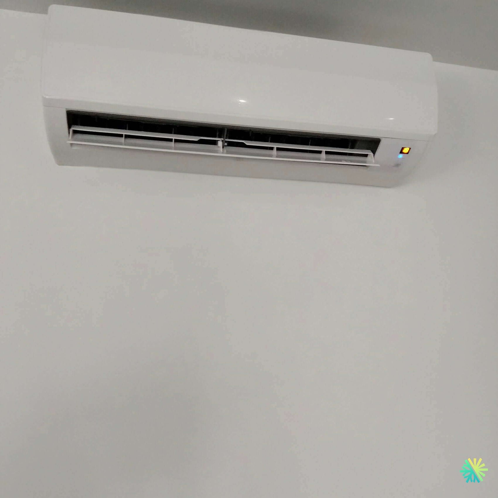 Installation d’une thermopompe murale Goodman à Chomedey, Laval