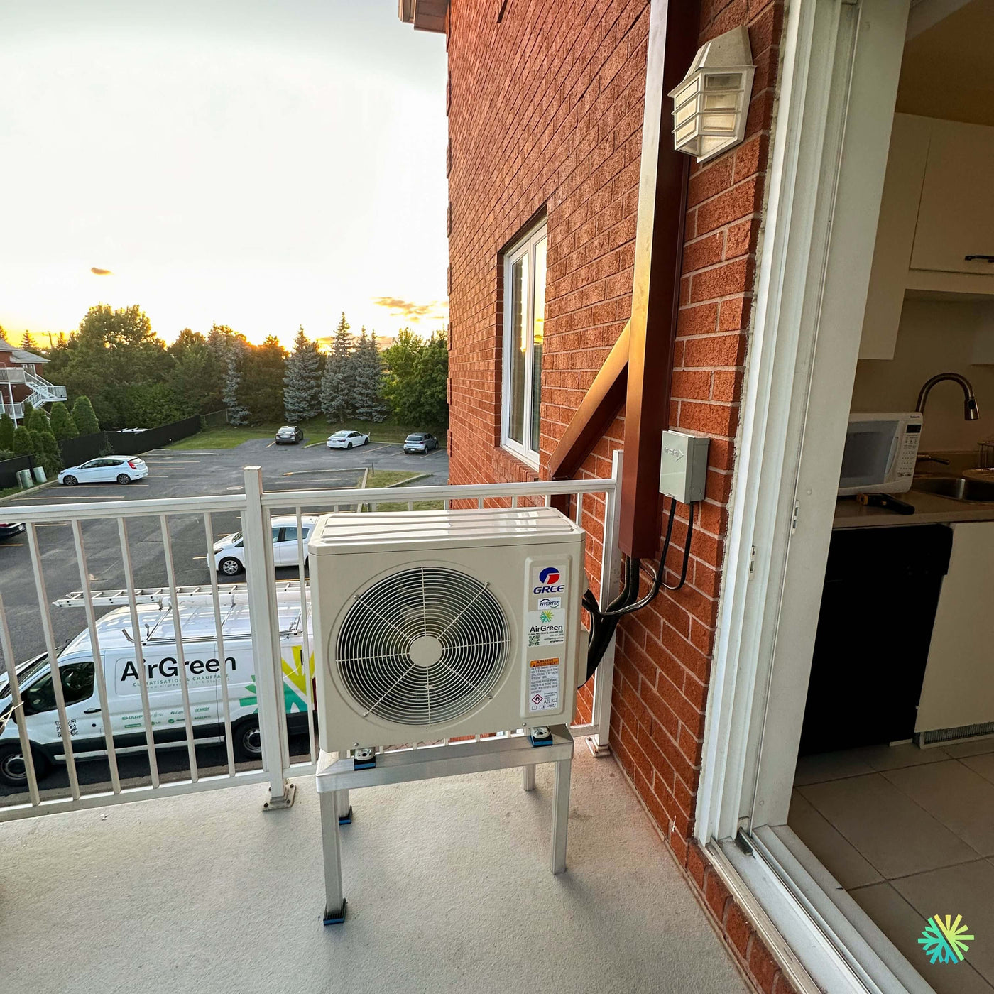 Installation d’une GREE VITA R32 Thermopompe Murale - Climatiseur - Mini Split à Blainville, sur balcon résidentiel en hauteur