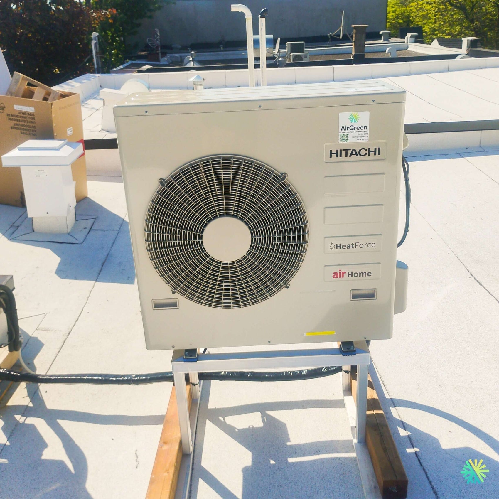 Installation d’une thermopompe multizone triple zone HITACHI airHome Multi sur toit plat à Sainte-Anne-de-Bellevue, dans l’Ouest-de-l’Île de Montréal