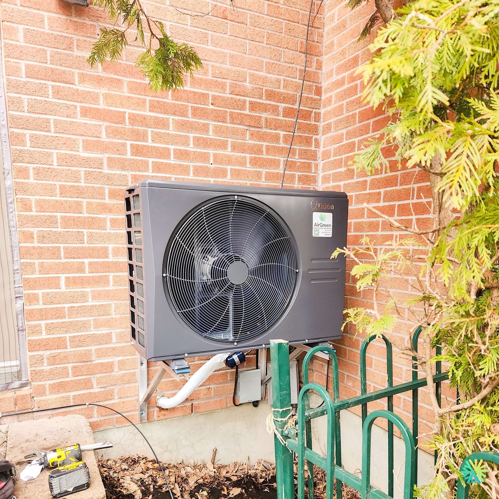 Installation of a MIDEA EVOX G3 Thermopompe Centrale in Mercier–Hochelaga-Maisonneuve