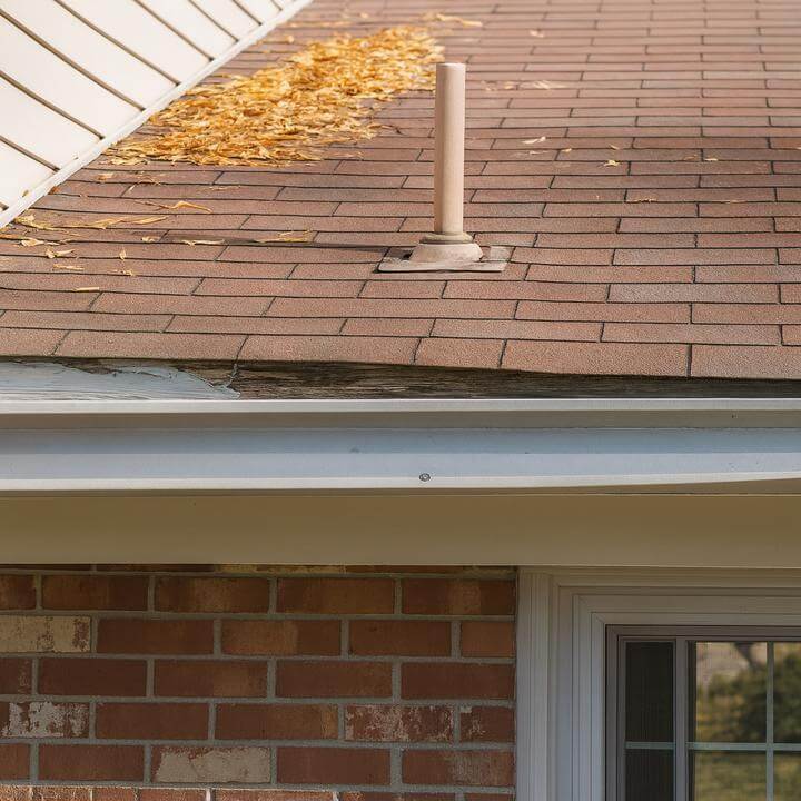 Vue d'un système de toiture au coucher du soleil, illustrant les signes que mon système de toiture nécessite une réparation ou un remplacement.