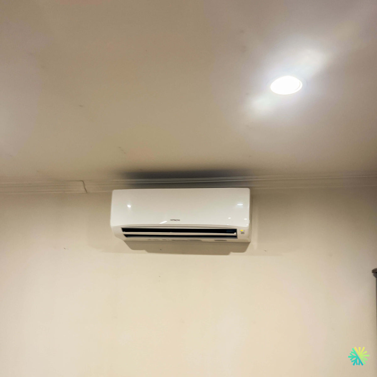 Installation d’une thermopompe multizone triple zone HITACHI airHome Multi à Saint-Léonard, Montréal
