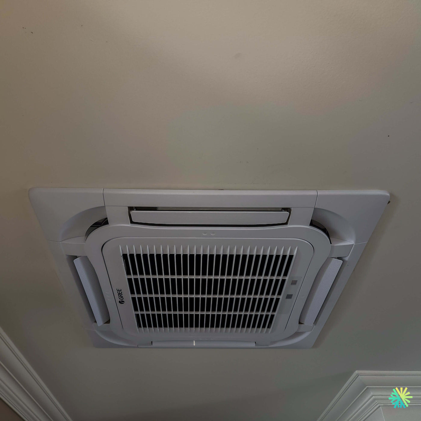 Installation d’une GREE Cassette de Plafond Thermopompe à Saint-Vincent-de-Paul, Laval : confort discret, diffusion uniforme et intégration soignée