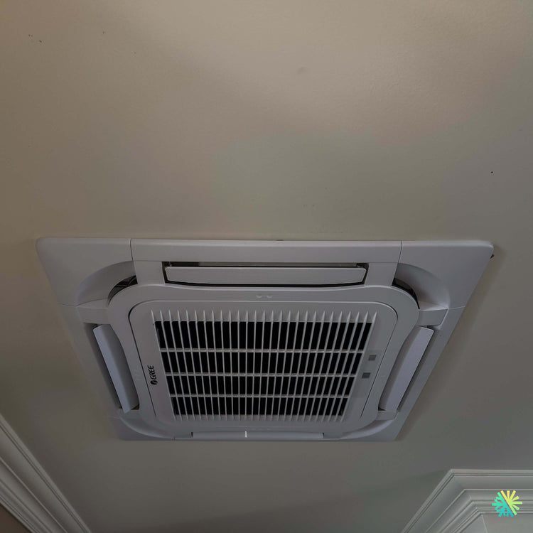 Installation d’une GREE Cassette de Plafond Thermopompe à Saint-Vincent-de-Paul, Laval : confort discret, diffusion uniforme et intégration soignée