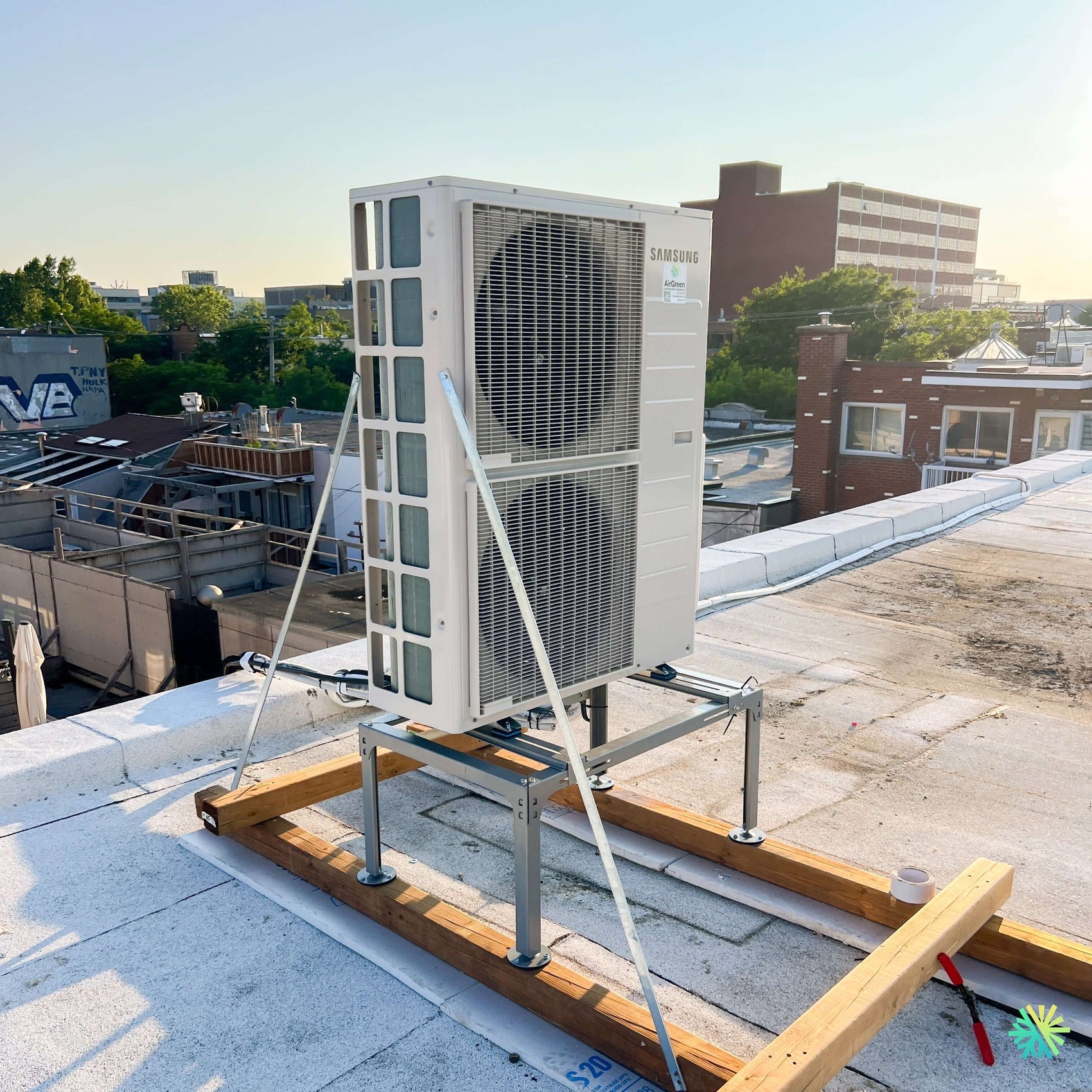 Installation d’une thermopompe double zone Samsung Premium FJM sur un toit plat à Brossard