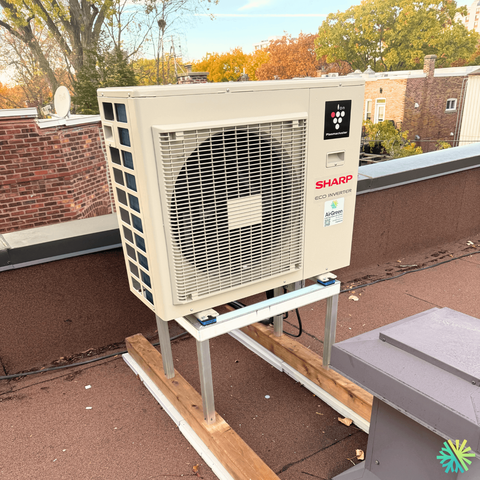 Installation d’une thermopompe murale Sharp ZU1 sur toiture au Plateau-Mont-Royal