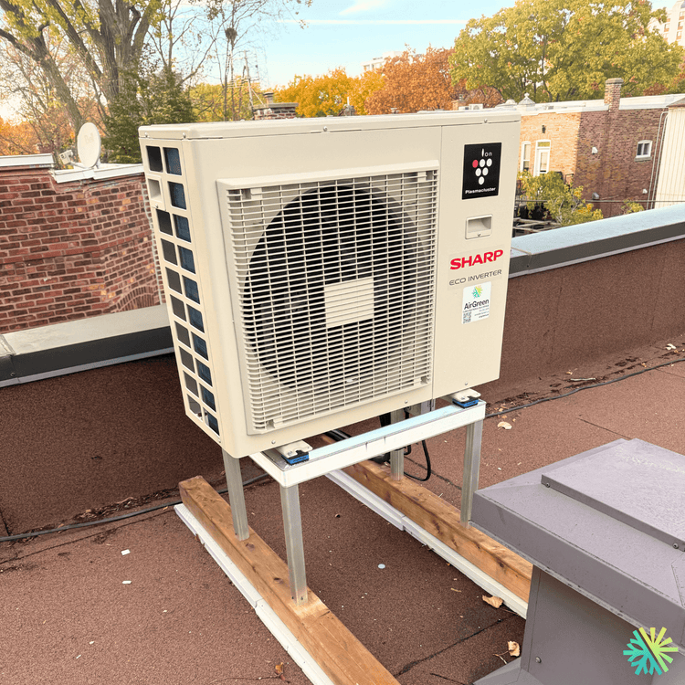 Installation d’une thermopompe murale Sharp ZU1 sur toiture au Plateau-Mont-Royal