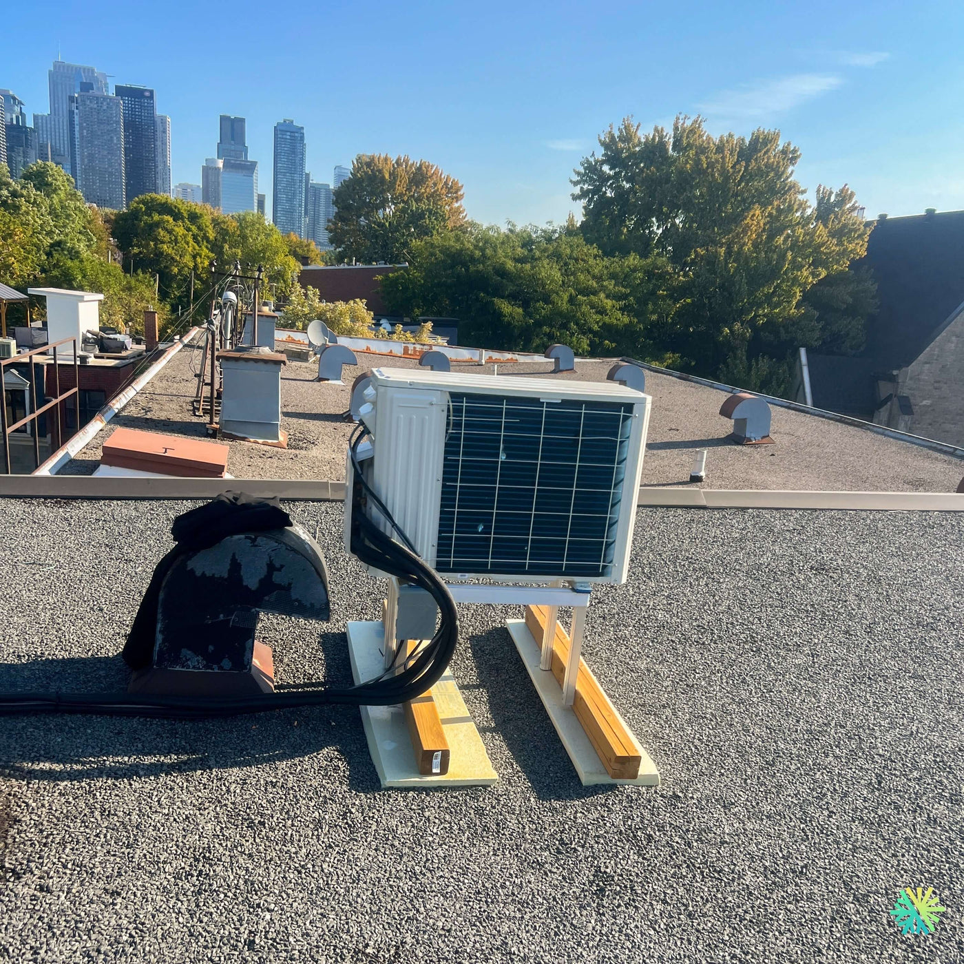 Installation d’une thermopompe TripleZone GREE FREE MATCH R32 à Pont-Viau, Laval : système 3 zones, 3 têtes, avec unité extérieure installée sur toiture plate