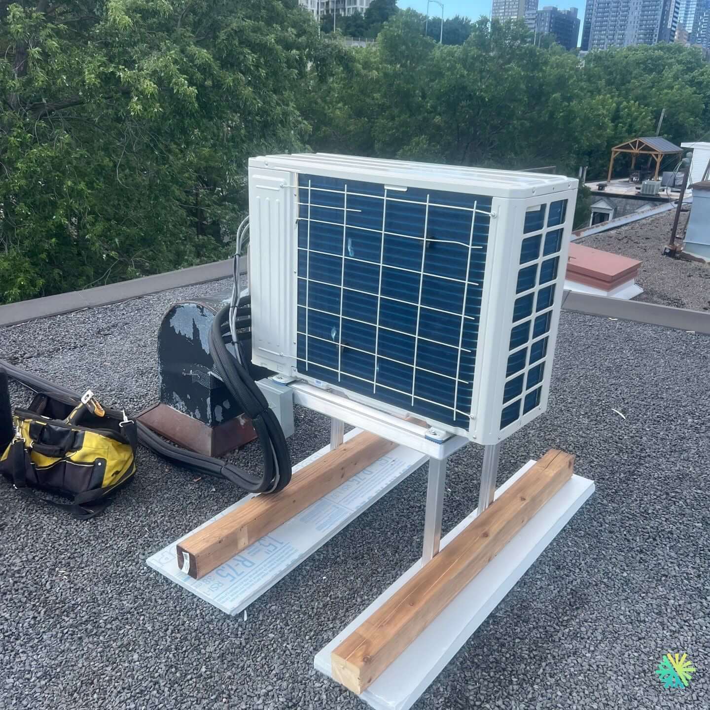 Installation d’une thermopompe murale Midea à Côte-des-Neiges–Notre-Dame-de-Grâce