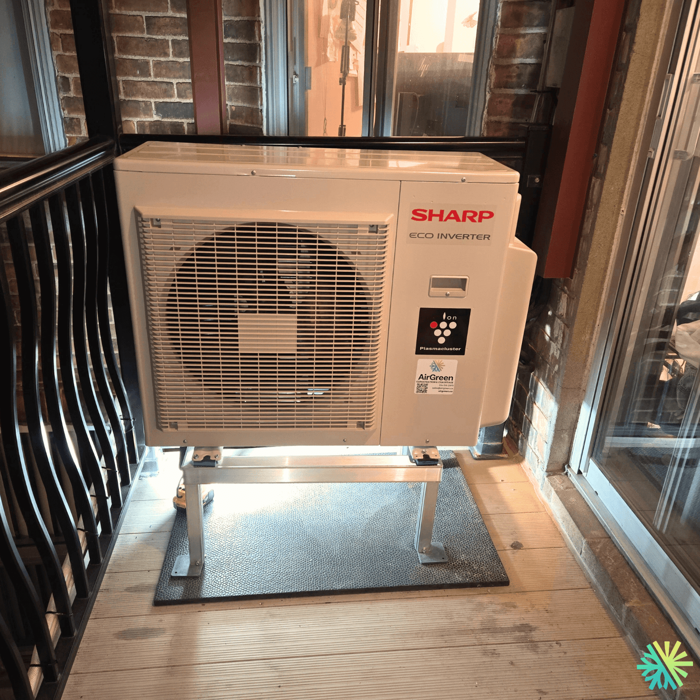 Installation d’une thermopompe murale Sharp ZU1 sur balcon dans Le Sud-Ouest (Montréal)
