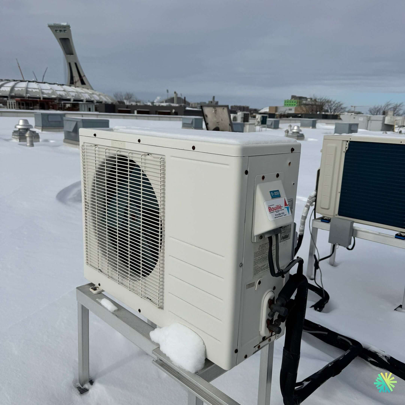 Installation d’une thermopompe murale Fujitsu sur toit plat à Hochelaga-Maisonneuve