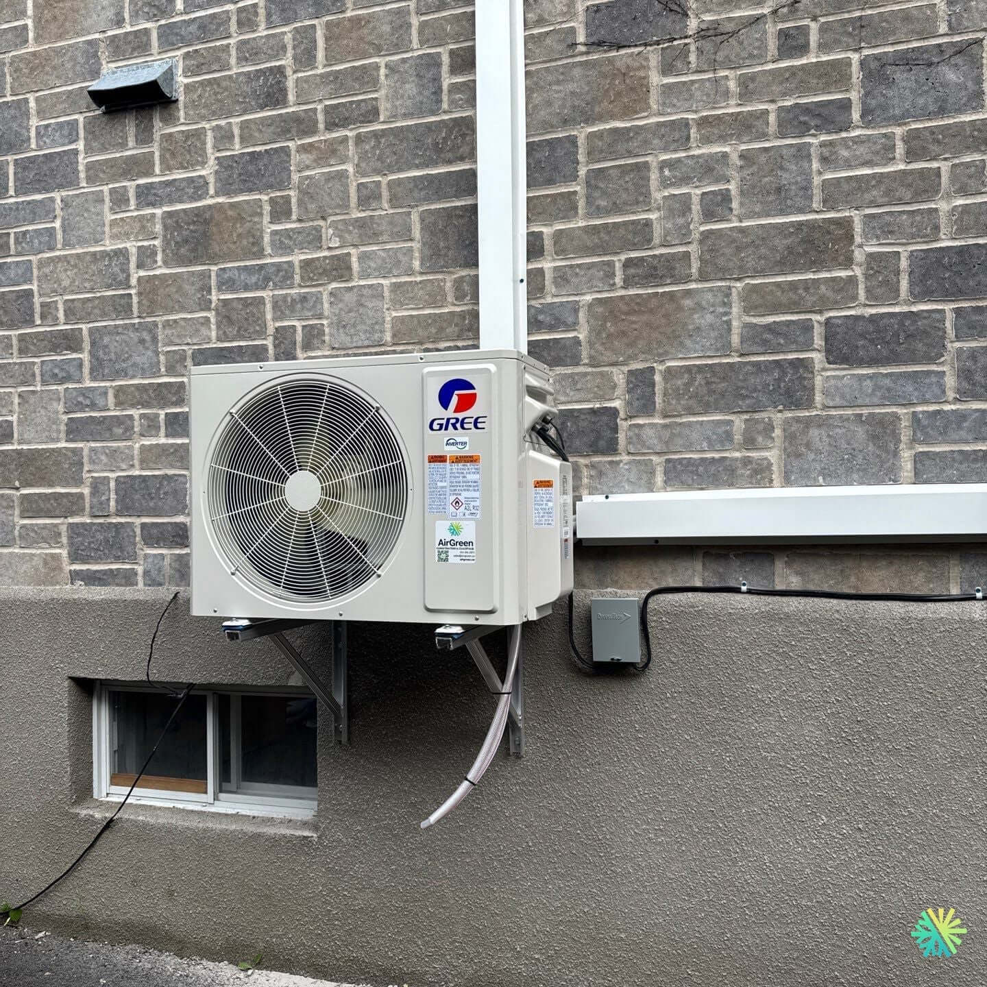 Installation d’une Gree (gamme R32) thermopompe murale à Chomedey, Laval