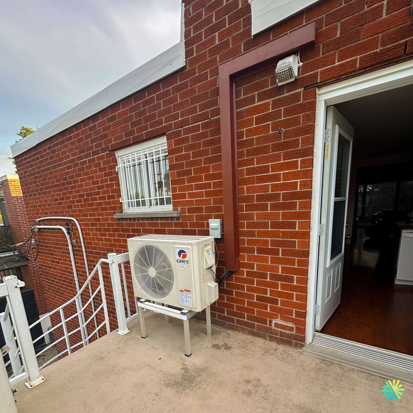 Installation d’une thermopompe GREE FREE MATCH R32 DoubleZone à Boucherville : une solution 2 zones parfaitement adaptée à une maison urbaine avec accès extérieur restreint