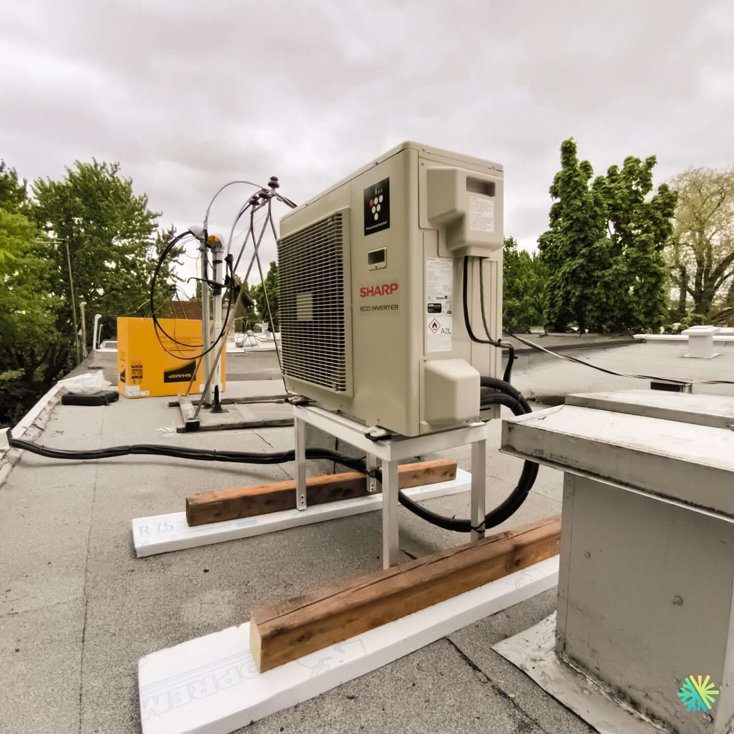 Installation d’une Thermopompe Murale SHARP ZU1 | 18 000 BTU | Toit Plat à LaSalle