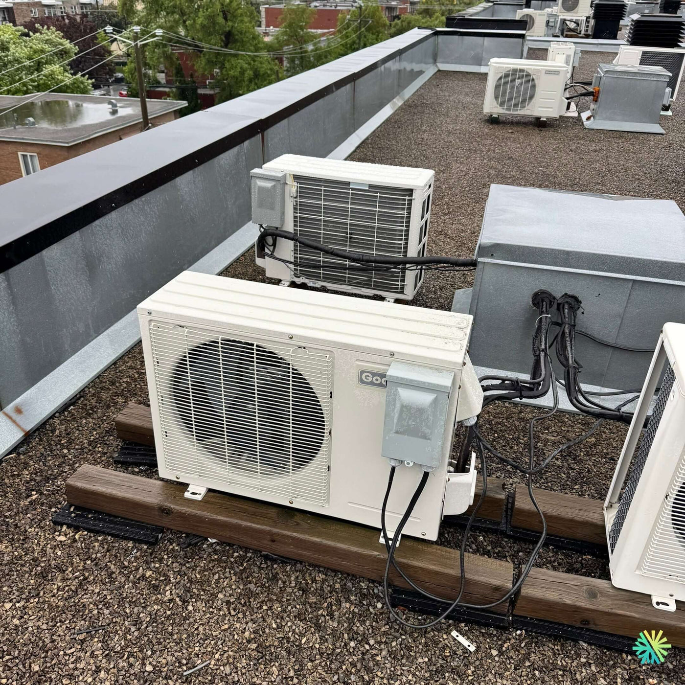 Réparation d’une thermopompe Goodman sur un toit commercial à Lachine