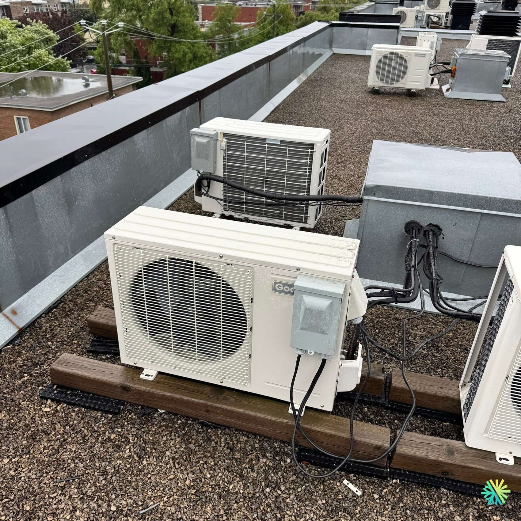 Réparation d’une thermopompe Goodman sur un toit commercial à Lachine