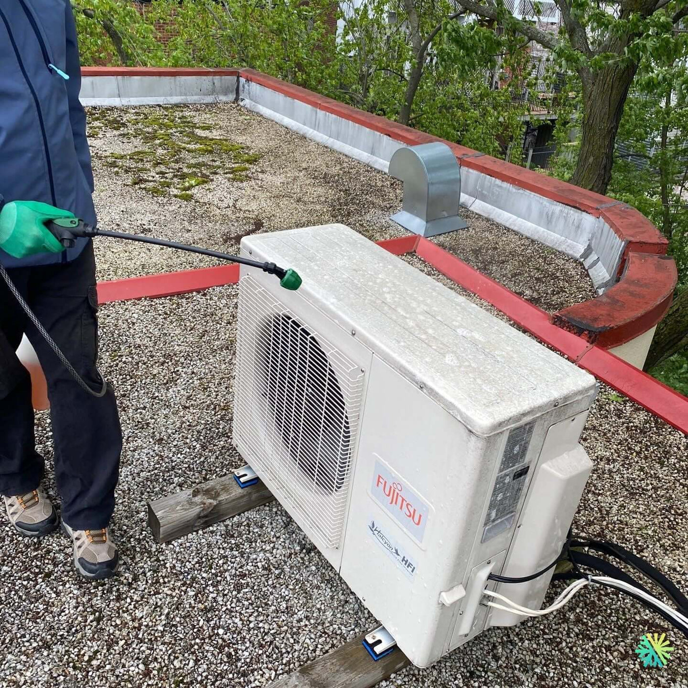 Nettoyage d’une thermopompe Fujitsu sur toit plat à Lachine