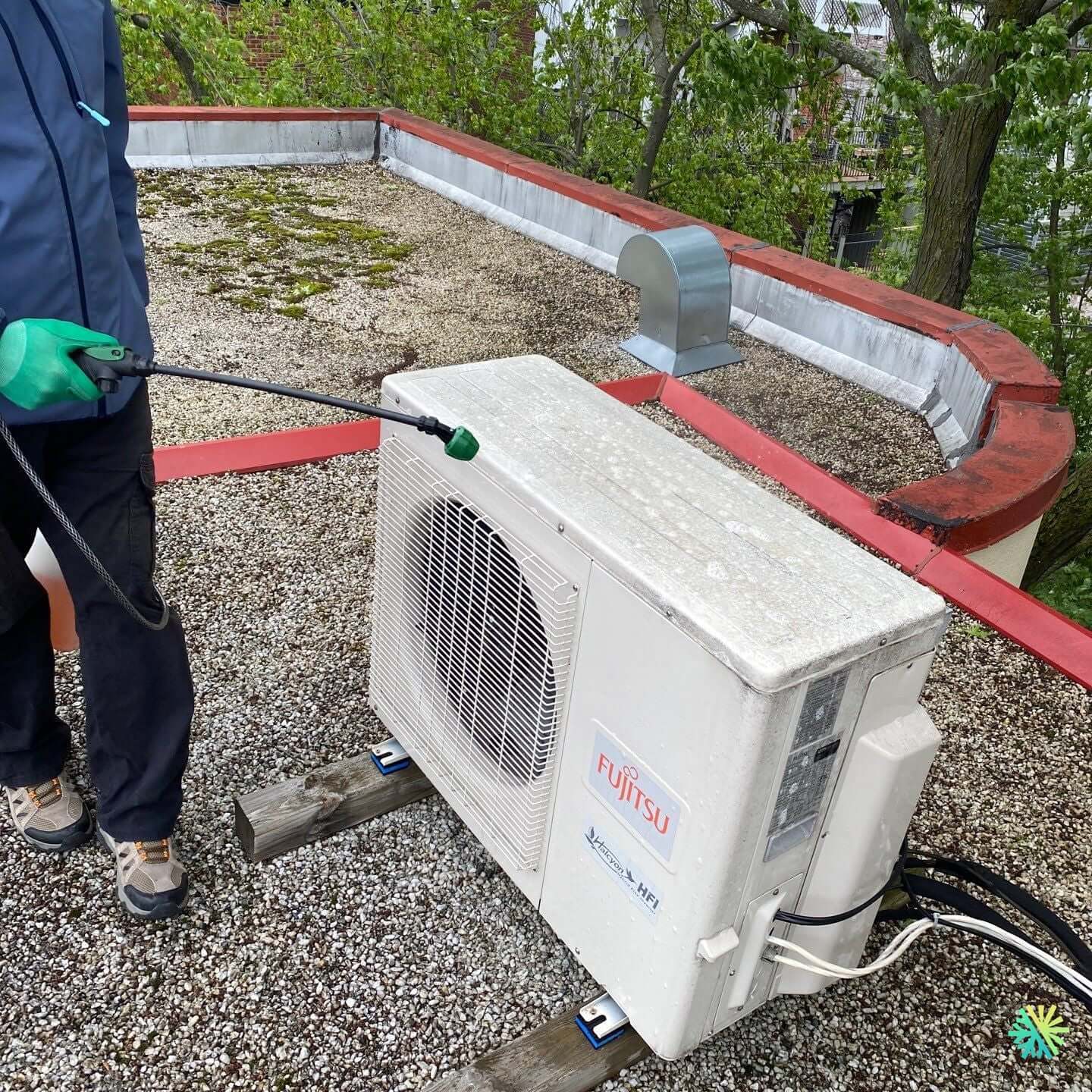 Nettoyage d’une thermopompe Fujitsu sur toit plat à Lachine