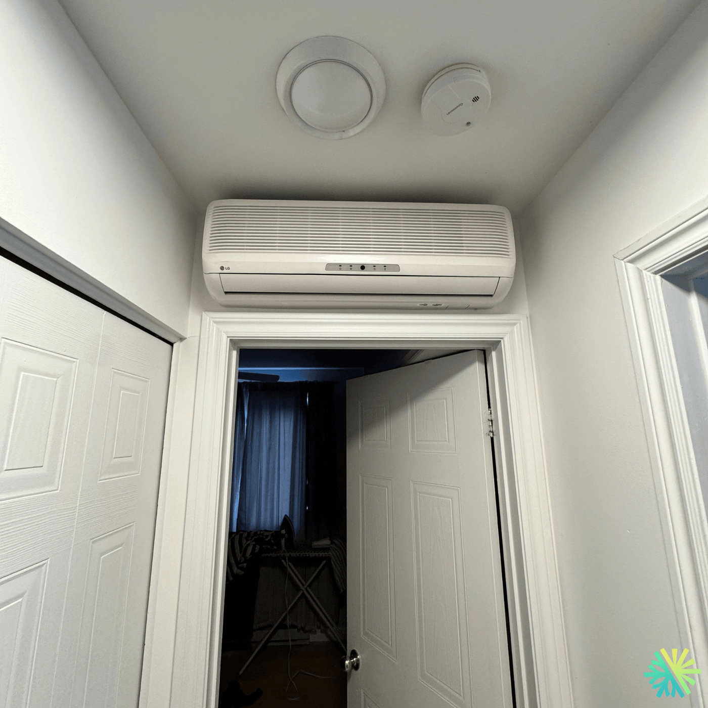 Réparation d’une thermopompe murale LG à Ville-Marie (Montréal) : unité au-dessus d’une porte, fuite d’eau et baisse de performance