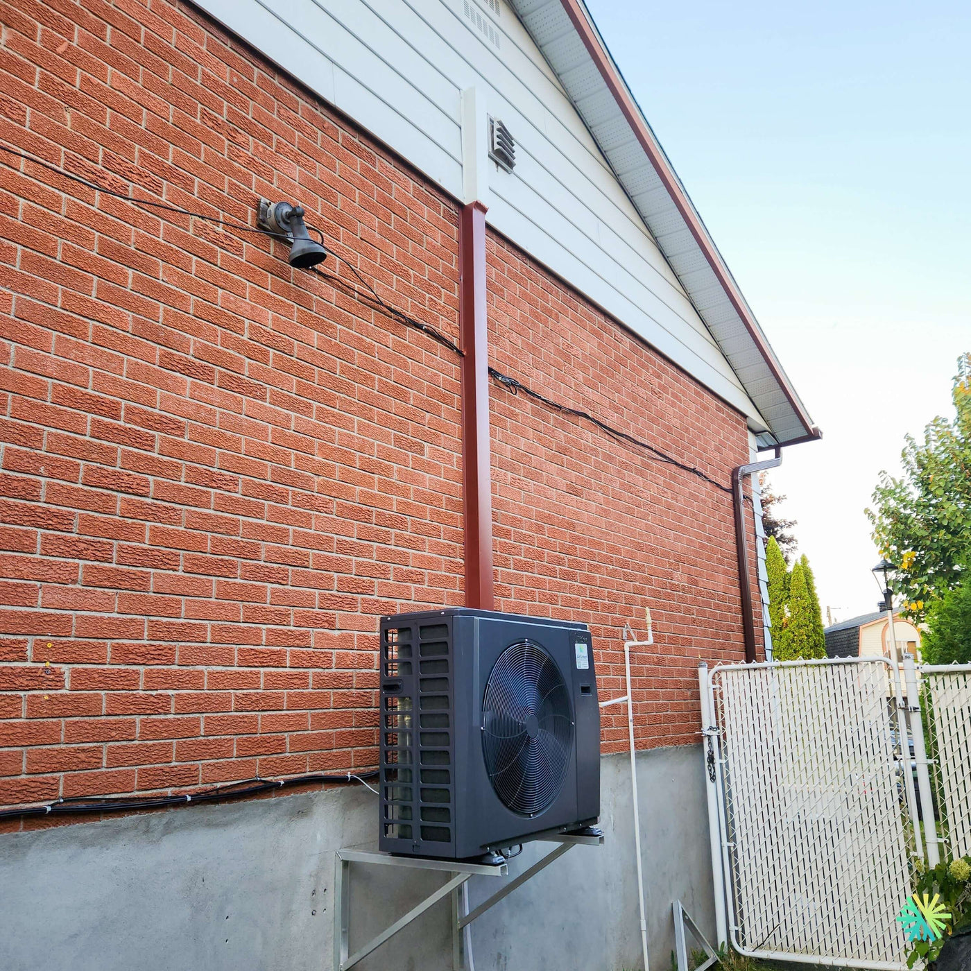 Installation d’une thermopompe centrale MIDEA EVOX G3 2 tonnes à Pointe-Claire, dans l’Ouest-de-l’Île de Montréal