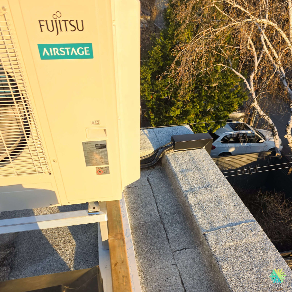 Installation d’une thermopompe double zone Fujitsu Aquila XLTH sur toiture à Dollard-des-Ormeaux, dans l’Ouest-de-l’Île de Montréal