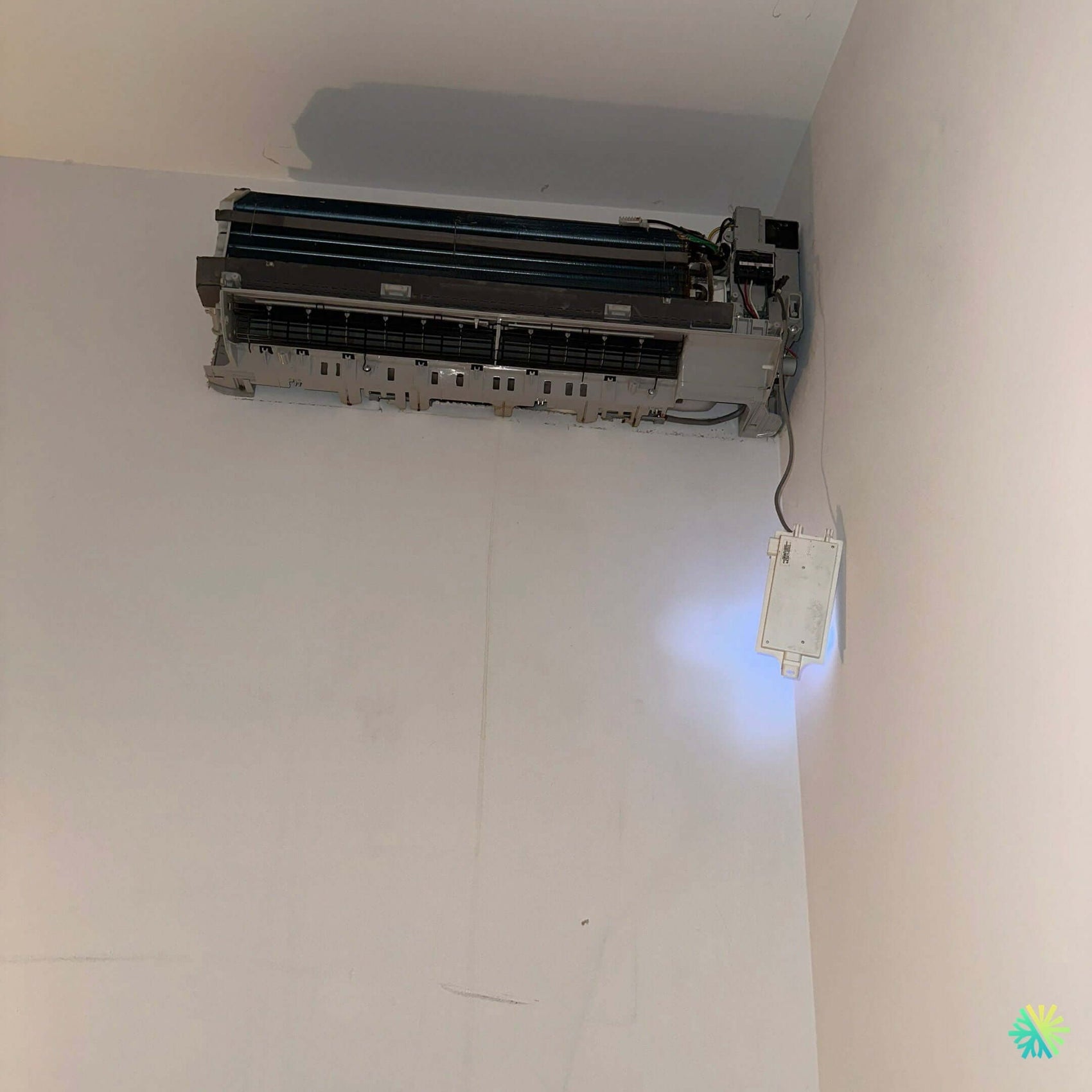 Réparation d’un climatiseur mural Midea à Sainte-Catherine