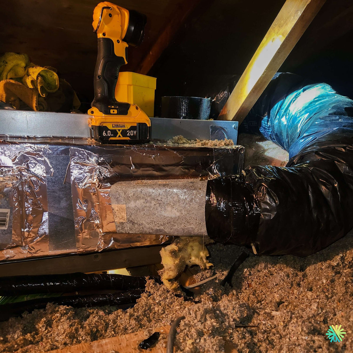 Installation d’un GREE All Match Slim Duct R32 Gainable à Boucherville : système Slim Duct intégré aux conduits dans un grenier technique