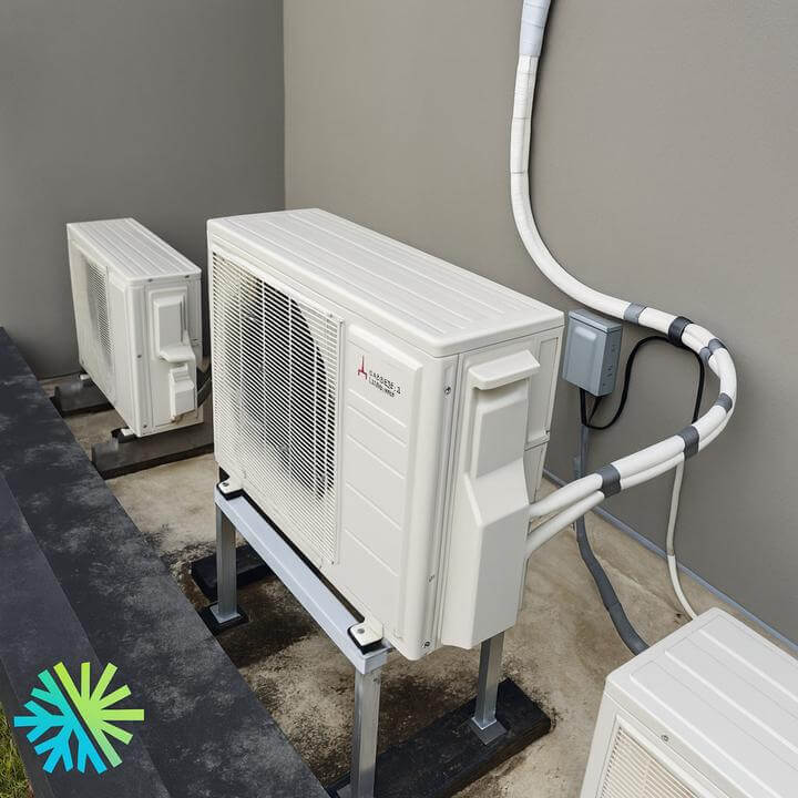 Installation d'une Thermopompe Murale Fujitsu LZAH1 à Côte Saint-Luc, Montréal, illustrant une unité extérieure sur une terrasse.