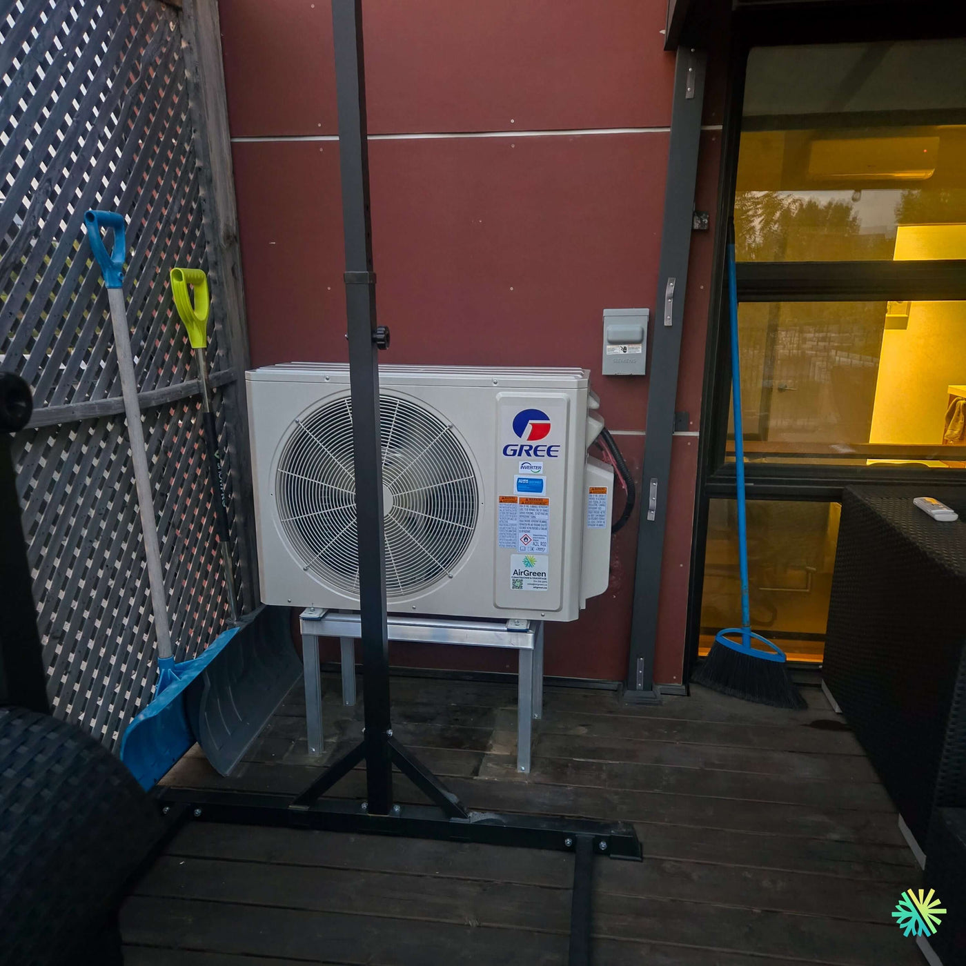 Installation d’une thermopompe murale GREE CROSSOVER R32 à Pont-Viau, Laval : une solution compacte et efficace pour un espace de vie urbain avec terrasse extérieure