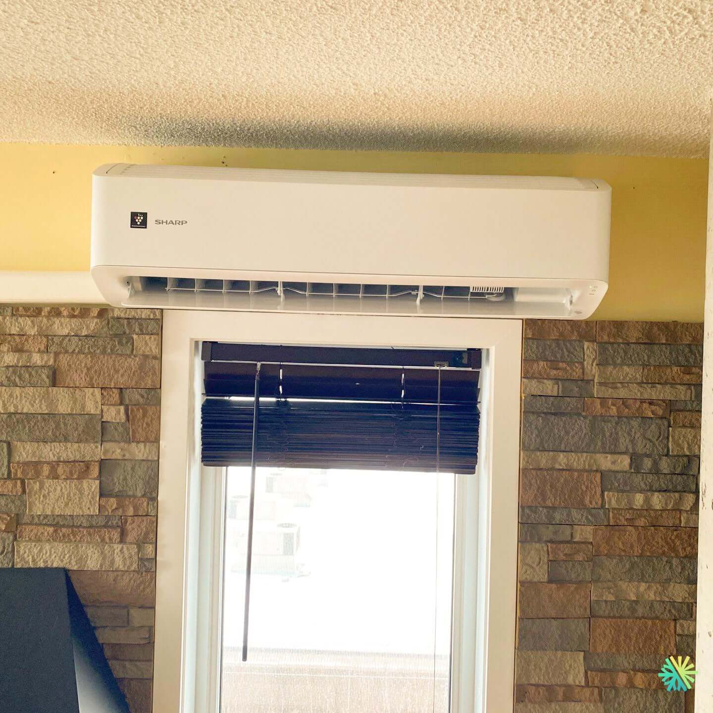 Une installation sur mesure dans un salon à Lasalle : confort, silence et purification avec la thermopompe murale SHARP ZU1 18000 BTU