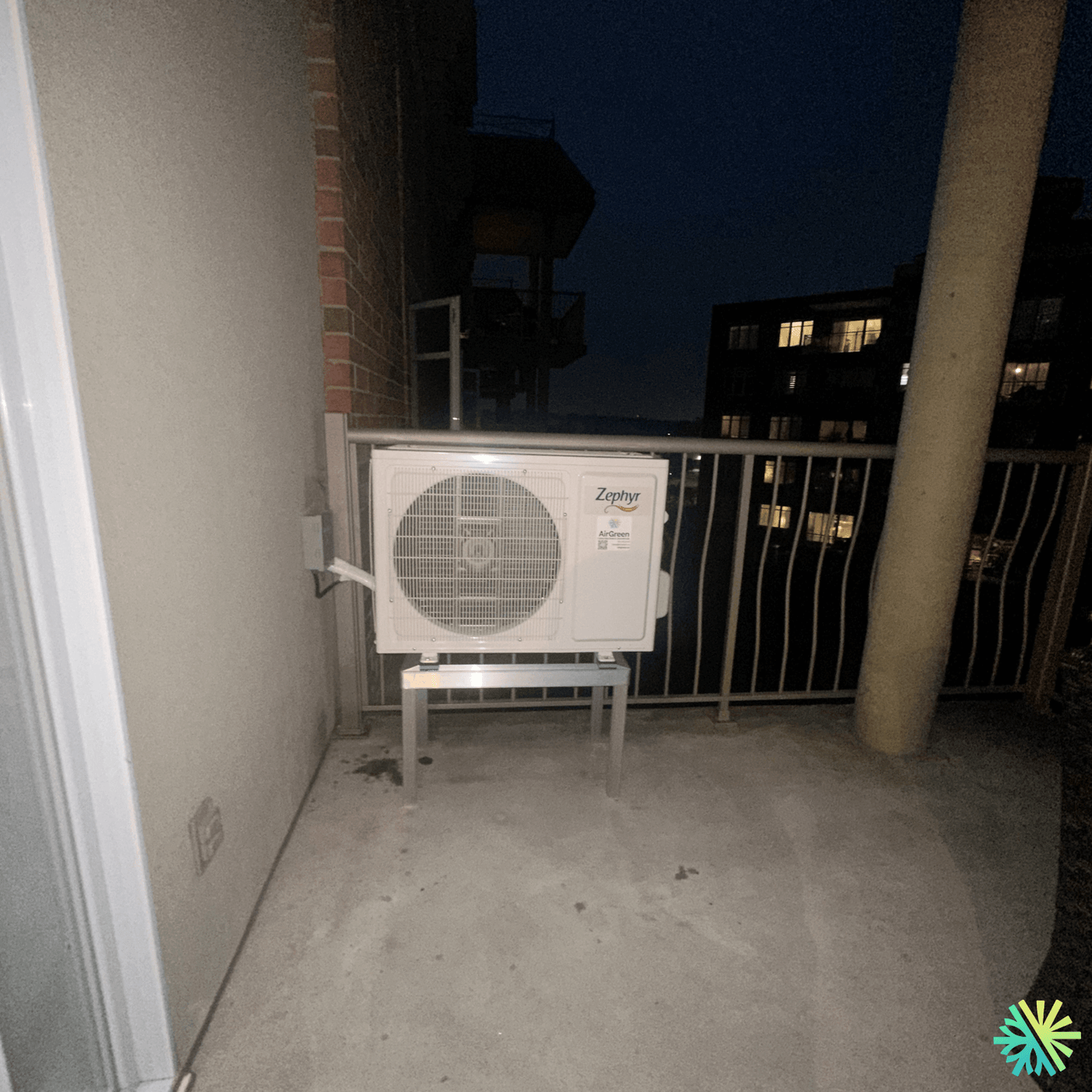Installation d’une thermopompe murale Zephyr sur balcon de condo à Ville-Marie (Montréal)